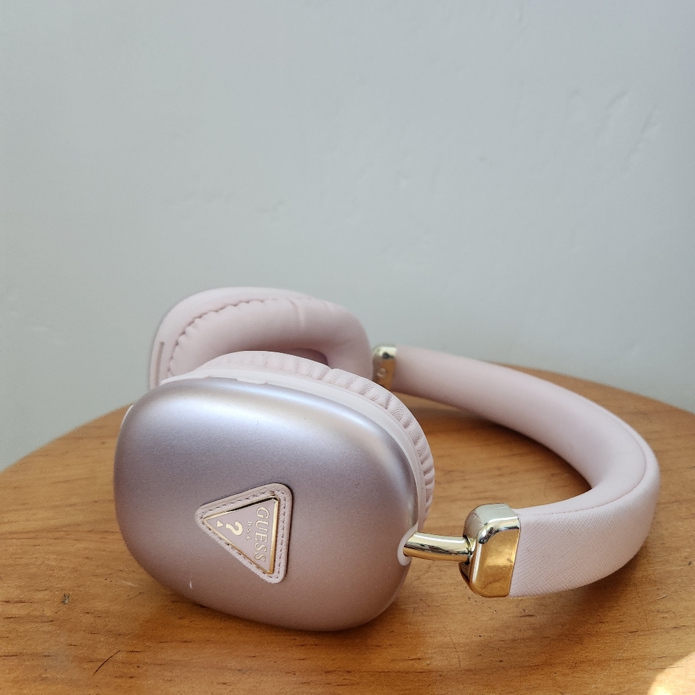 Guess pink headphones blutooth